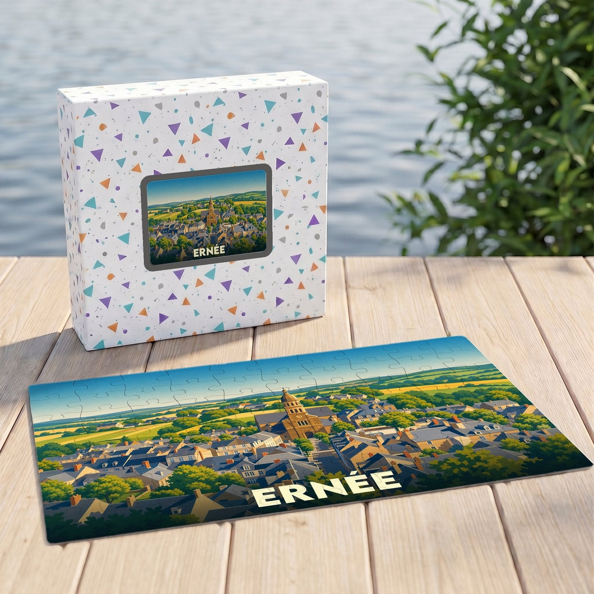 Puzzle souvenir de la ville d'Ernée avec une illustration panoramique stylisée.