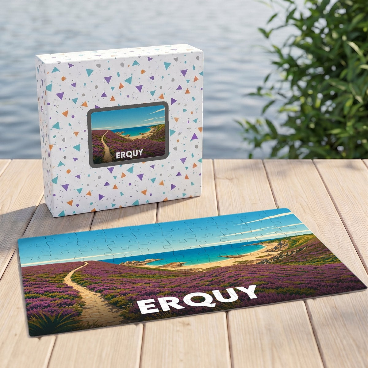 Puzzle souvenir de la ville d'Erquy illustrant un paysage côtier fleuri.