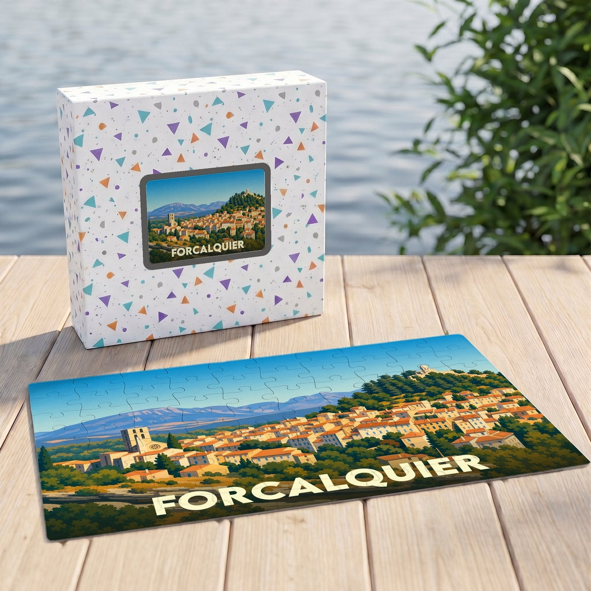 Puzzle souvenir de la ville de Forcalquier avec une illustration stylisée et colorée.