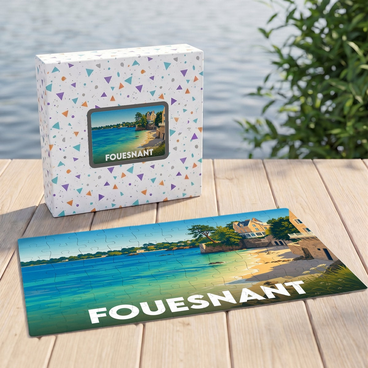 Puzzle souvenir de la ville de Fouesnant avec une illustration côtière stylisée.