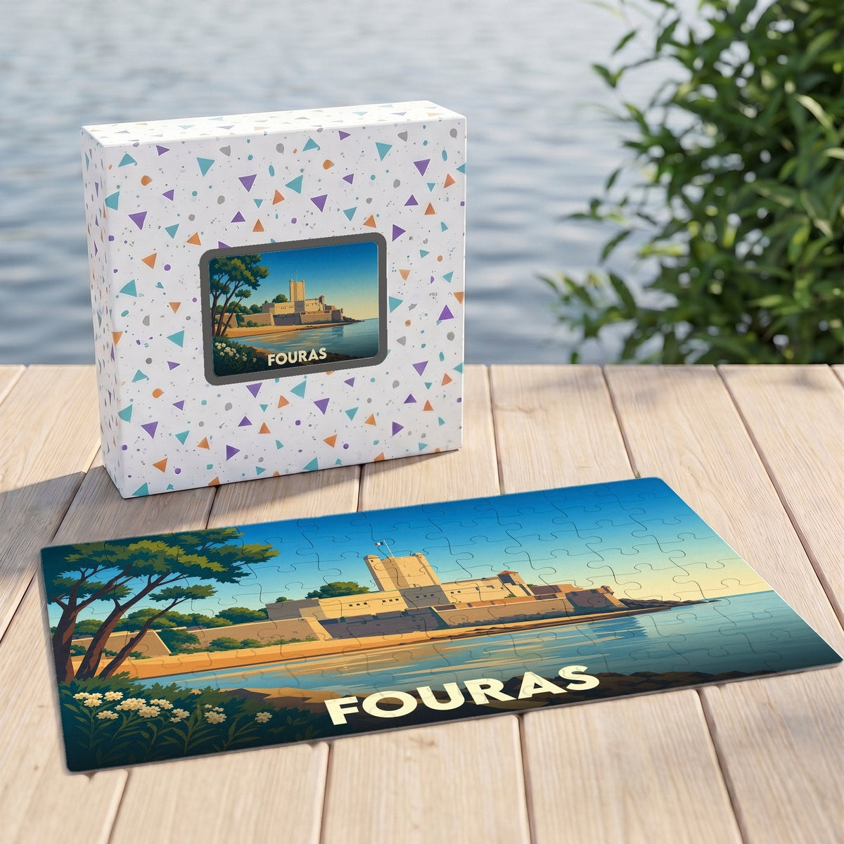 Puzzle souvenir de la ville de Fouras avec son illustration stylisée de bord de mer et sa boîte assortie.