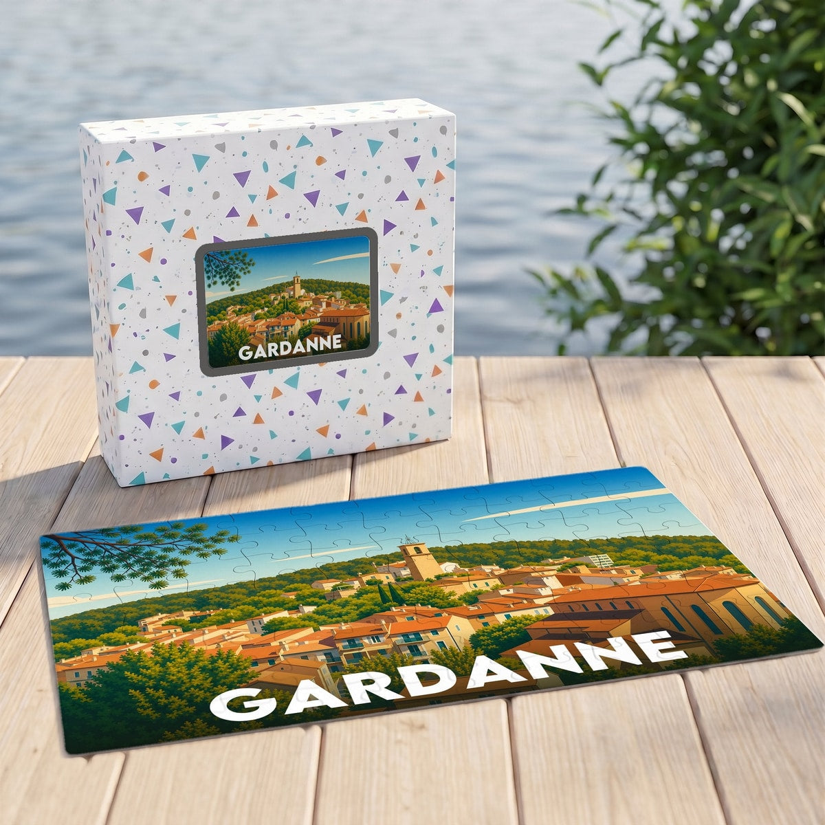 Puzzle souvenir de la ville de Gardanne présentant une illustration panoramique stylisée dans sa boîte assortie.