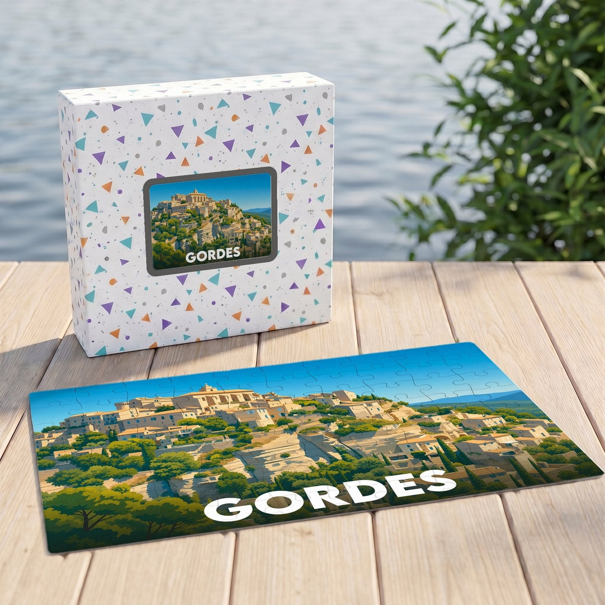 Puzzle souvenir de la ville de Gordes avec une illustration stylisée d'un village perché.