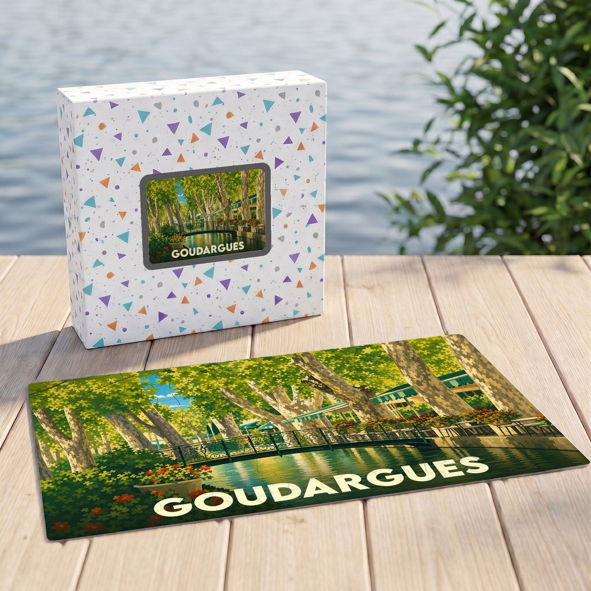 Puzzle souvenir de la ville de Goudargues avec une illustration stylisée d'un canal ombragé.