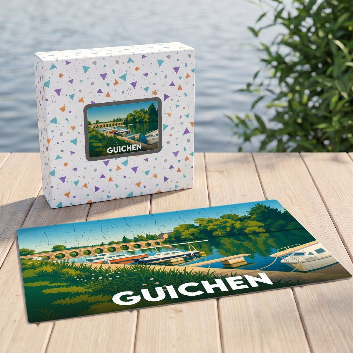 Puzzle souvenir de la ville de Guichen avec une illustration stylisée d'un paysage fluvial.