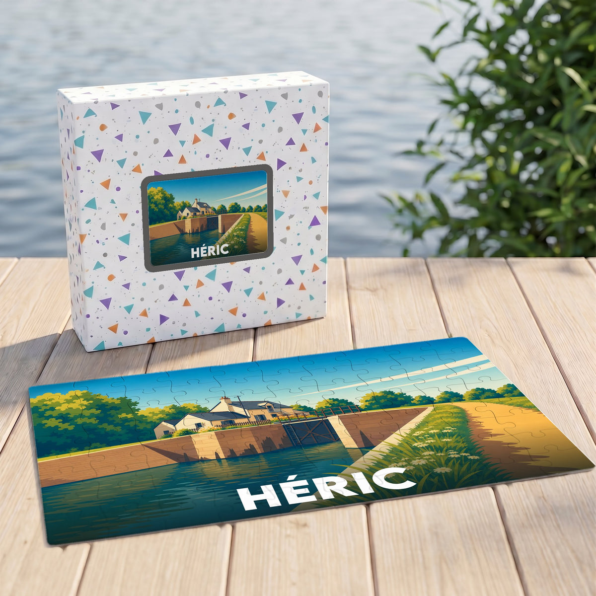 Puzzle souvenir de la ville d'Héric représentant une illustration stylisée d'une écluse au bord de l'eau.