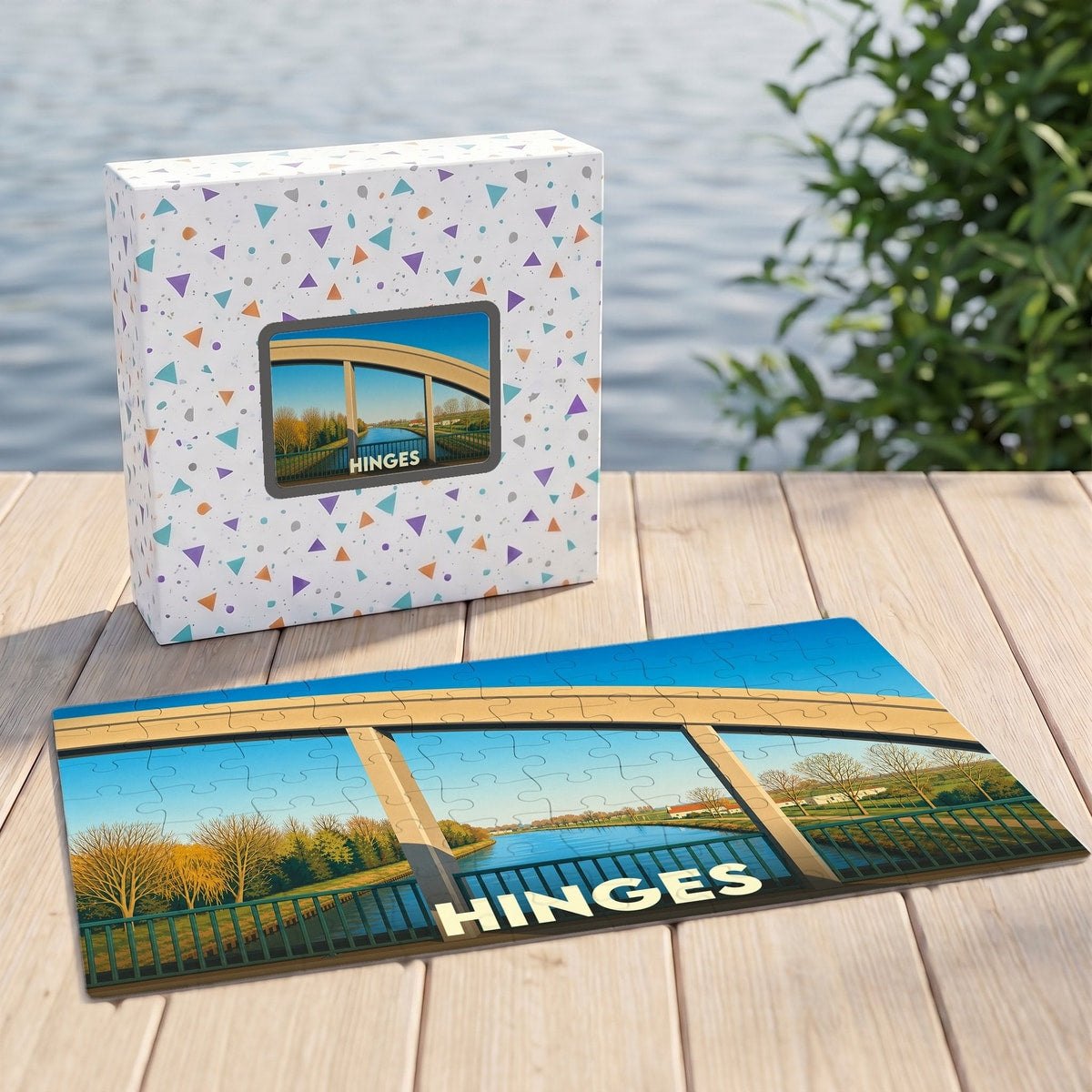 Puzzle souvenir de la ville de Hinges avec une illustration stylisée d'un pont surplombant le canal.