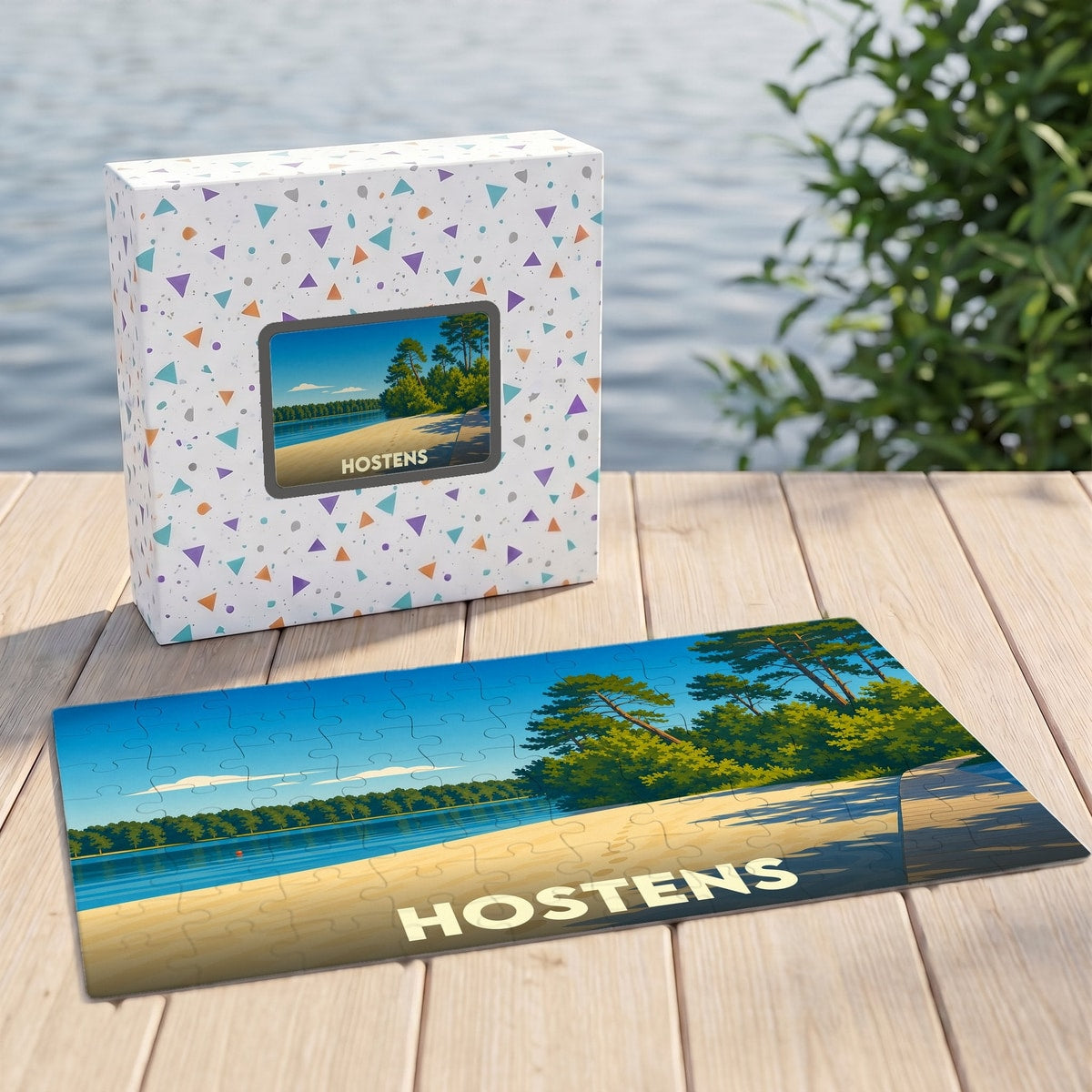 Puzzle souvenir de la ville de Hostens représentant une plage bordée de pins sous forme d'illustration stylisée.