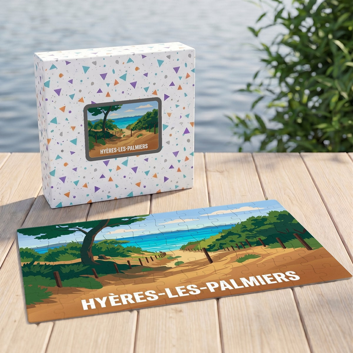 Puzzle souvenir de la ville de Hyères-les-Palmiers avec une illustration stylisée d'un sentier côtier.