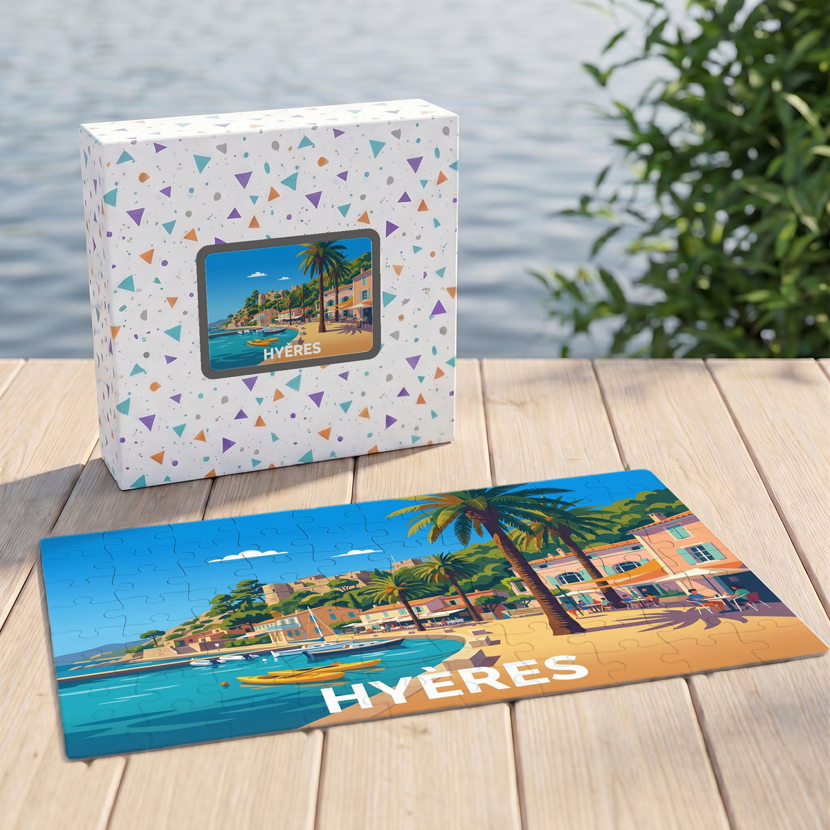 Puzzle souvenir de la ville de Hyères avec une illustration stylisée de son bord de mer.