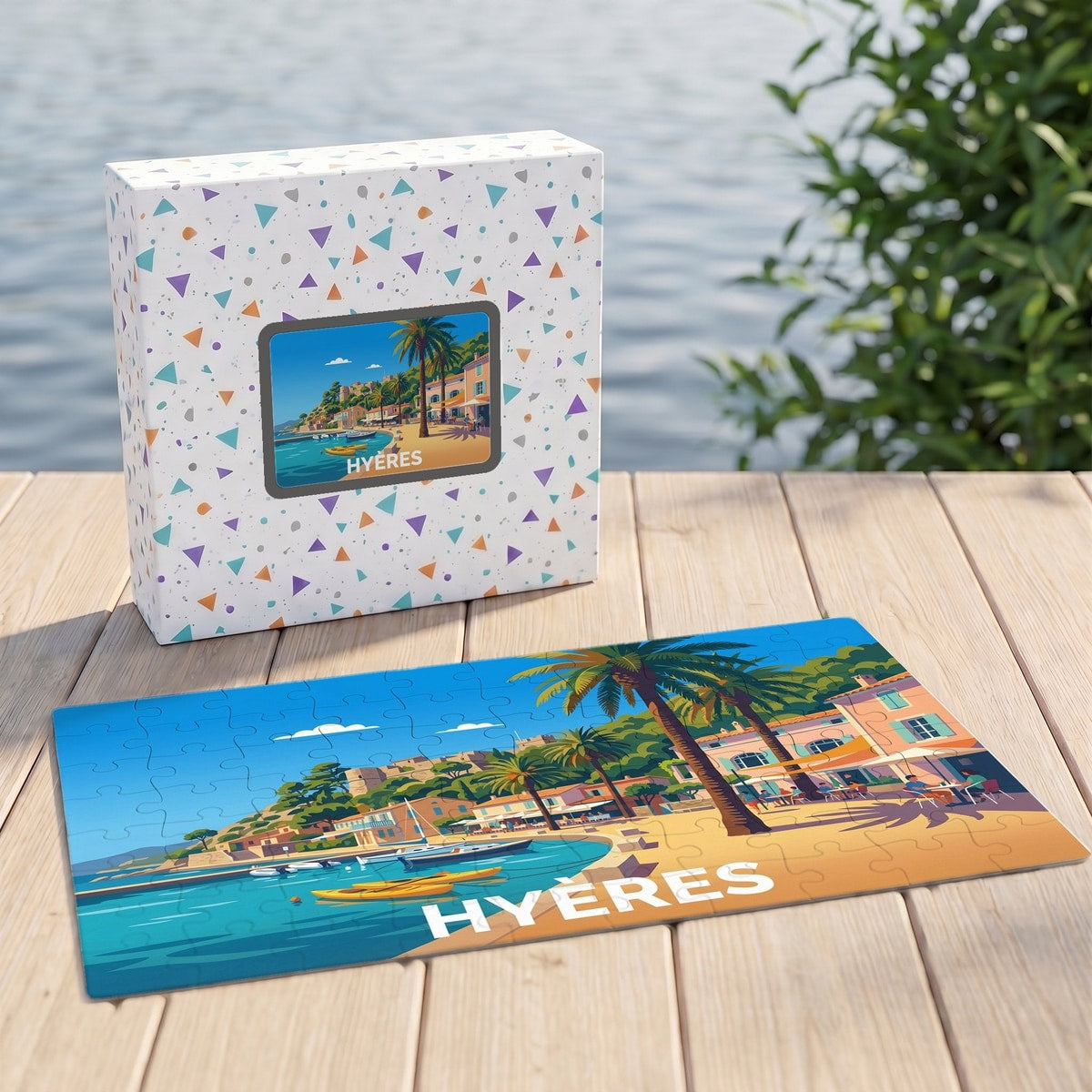 Puzzle souvenir de la ville de Hyères avec une illustration stylisée de son bord de mer.