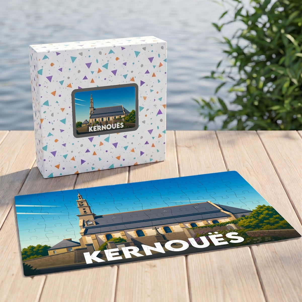 Puzzle souvenir de la ville de Kernouës présentant une illustration stylisée de son église sur sa boîte et ses pièces assemblées.