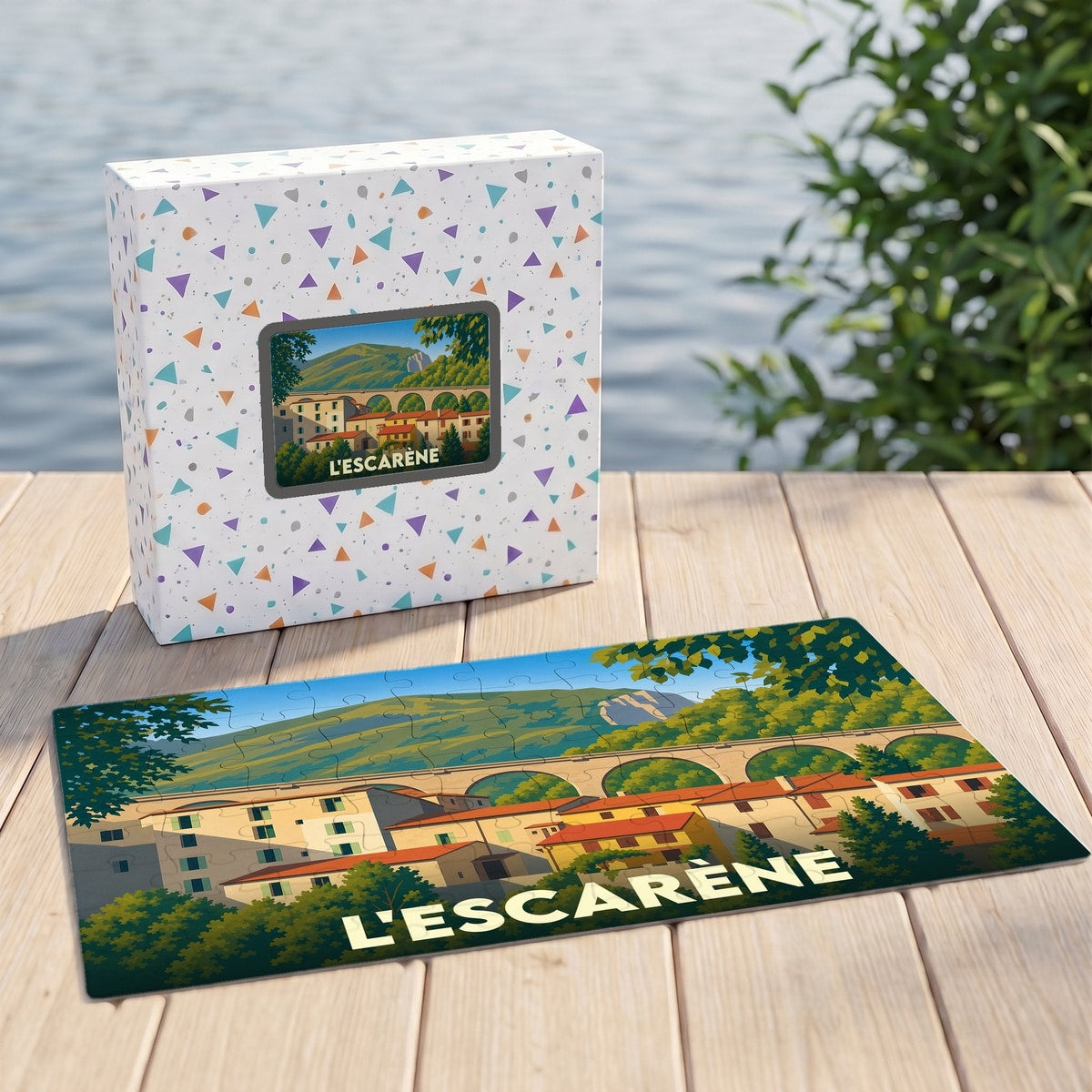 Puzzle souvenir de la ville de L'Escarène avec une illustration stylisée d'un viaduc et de maisons colorées.