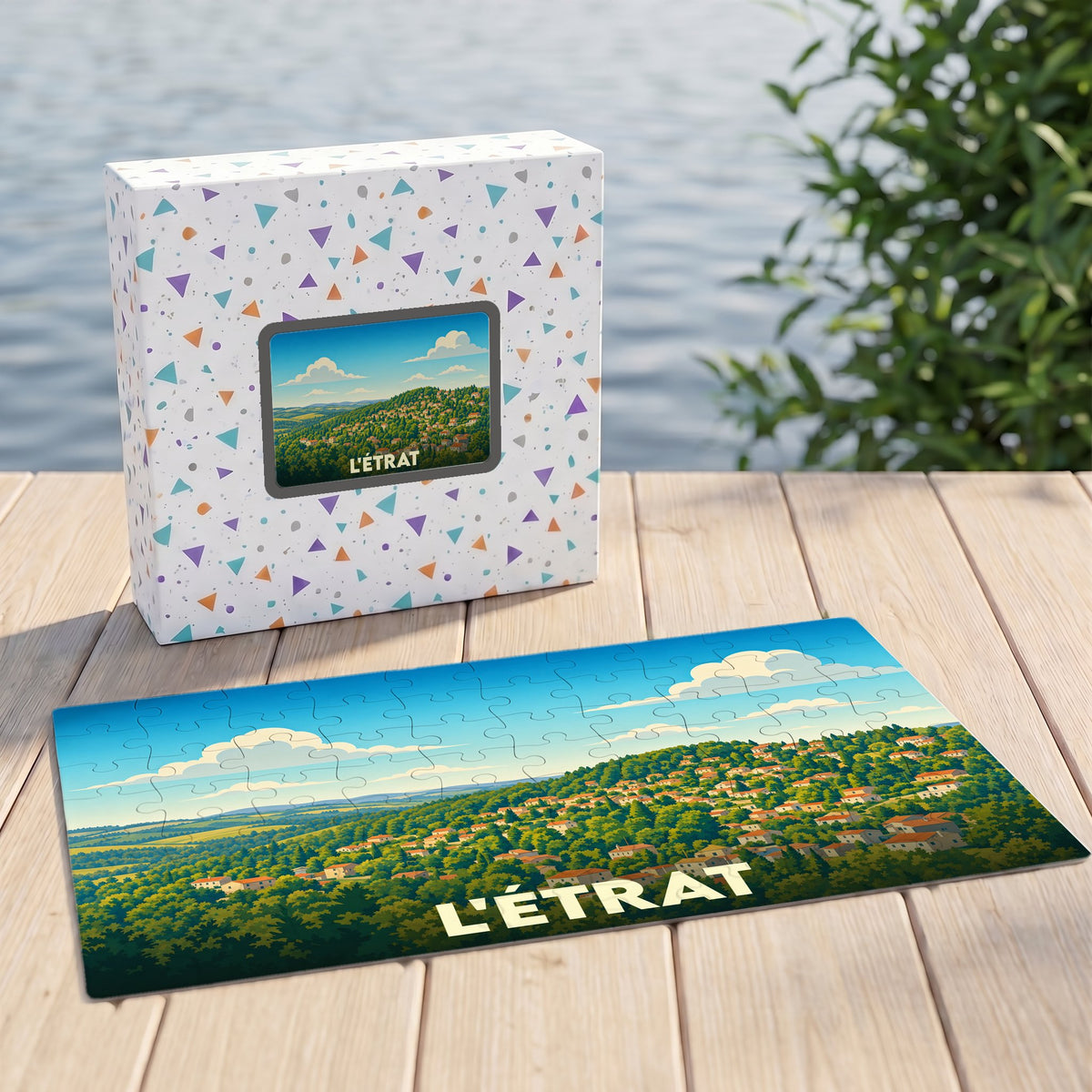 Puzzle souvenir de la ville de L'Étrat présentant une illustration stylisée d'un paysage verdoyant.