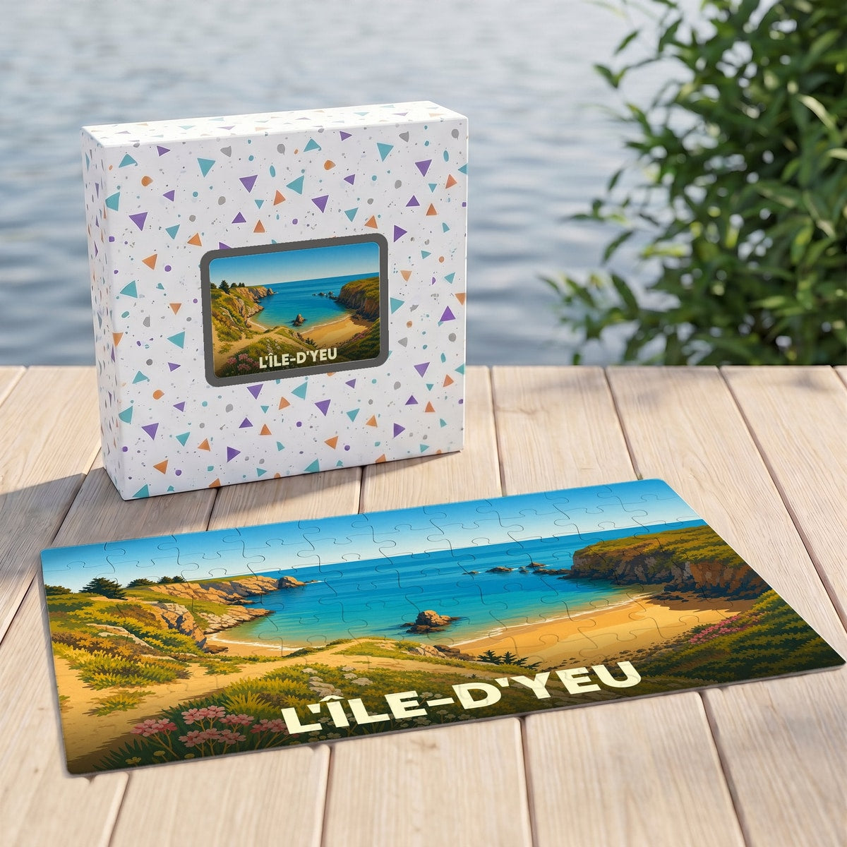 Puzzle souvenir de L'Île-d'Yeu représentant une crique ensoleillée avec une illustration de style vintage.