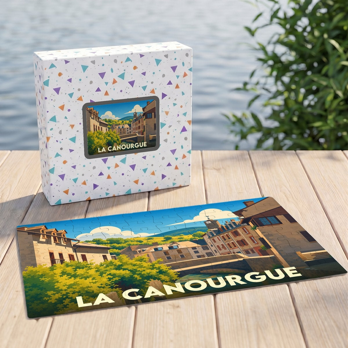 Puzzle souvenir de la ville de La Canourgue avec une illustration stylisée d'un paysage urbain pittoresque.