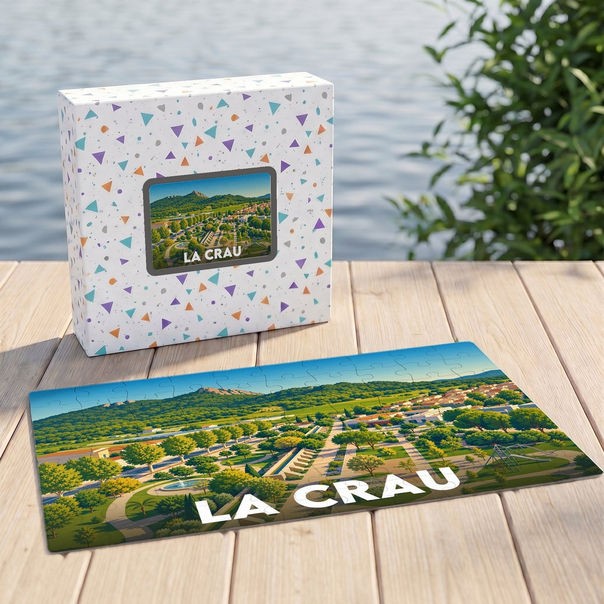 Puzzle souvenir de la ville de La Crau présentant une vue panoramique illustrée et sa boîte assortie.