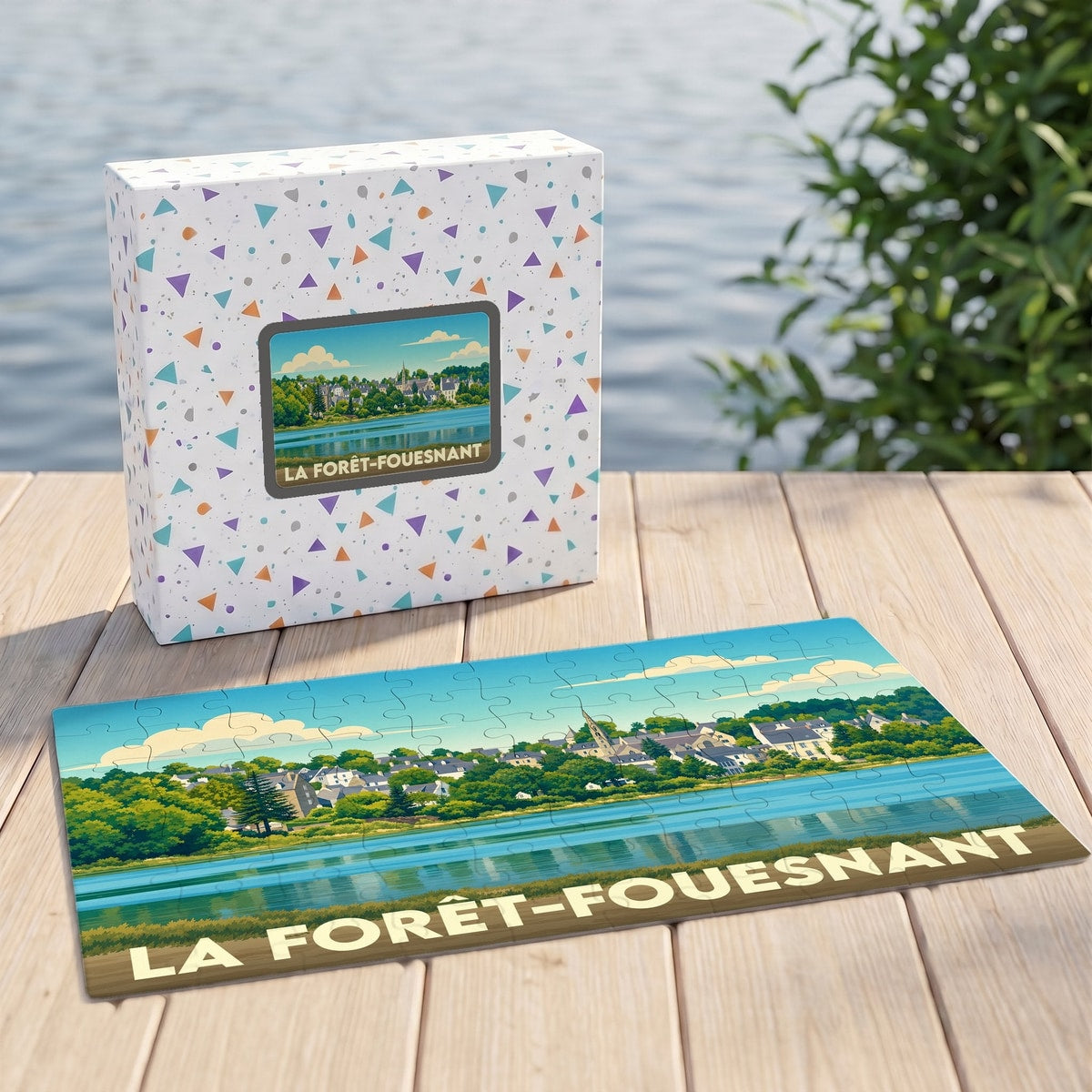 Puzzle souvenir de la ville de La Forêt-Fouesnant avec une illustration stylisée du bord de mer.