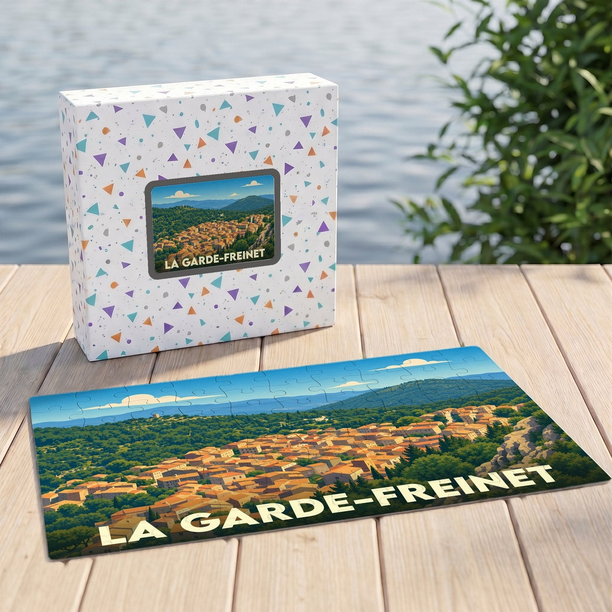 Puzzle souvenir de la ville de La Garde-Freinet avec une illustration paysagère stylisée.