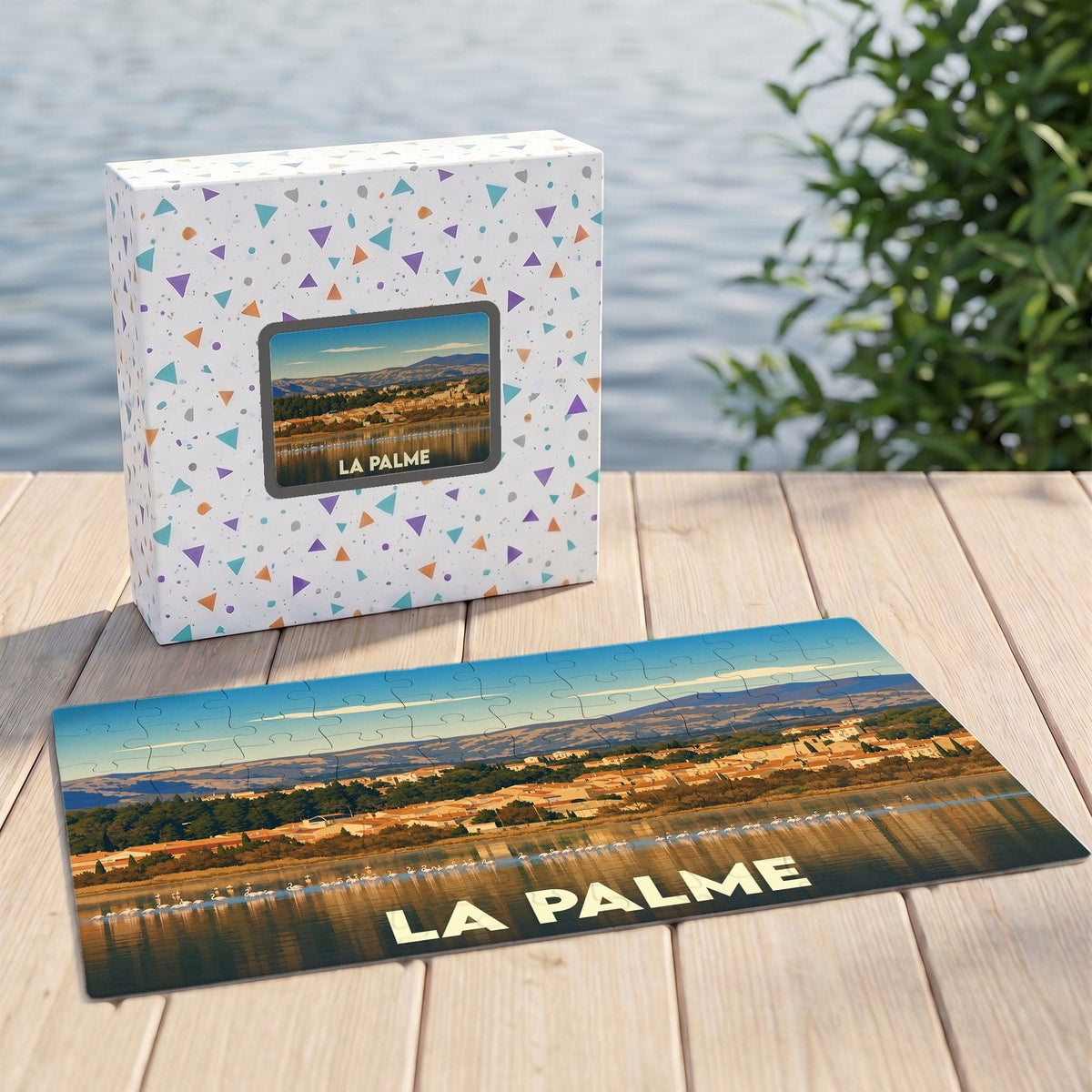 Puzzle souvenir de la ville de La Palme représentant un paysage illustré au bord de l'eau.