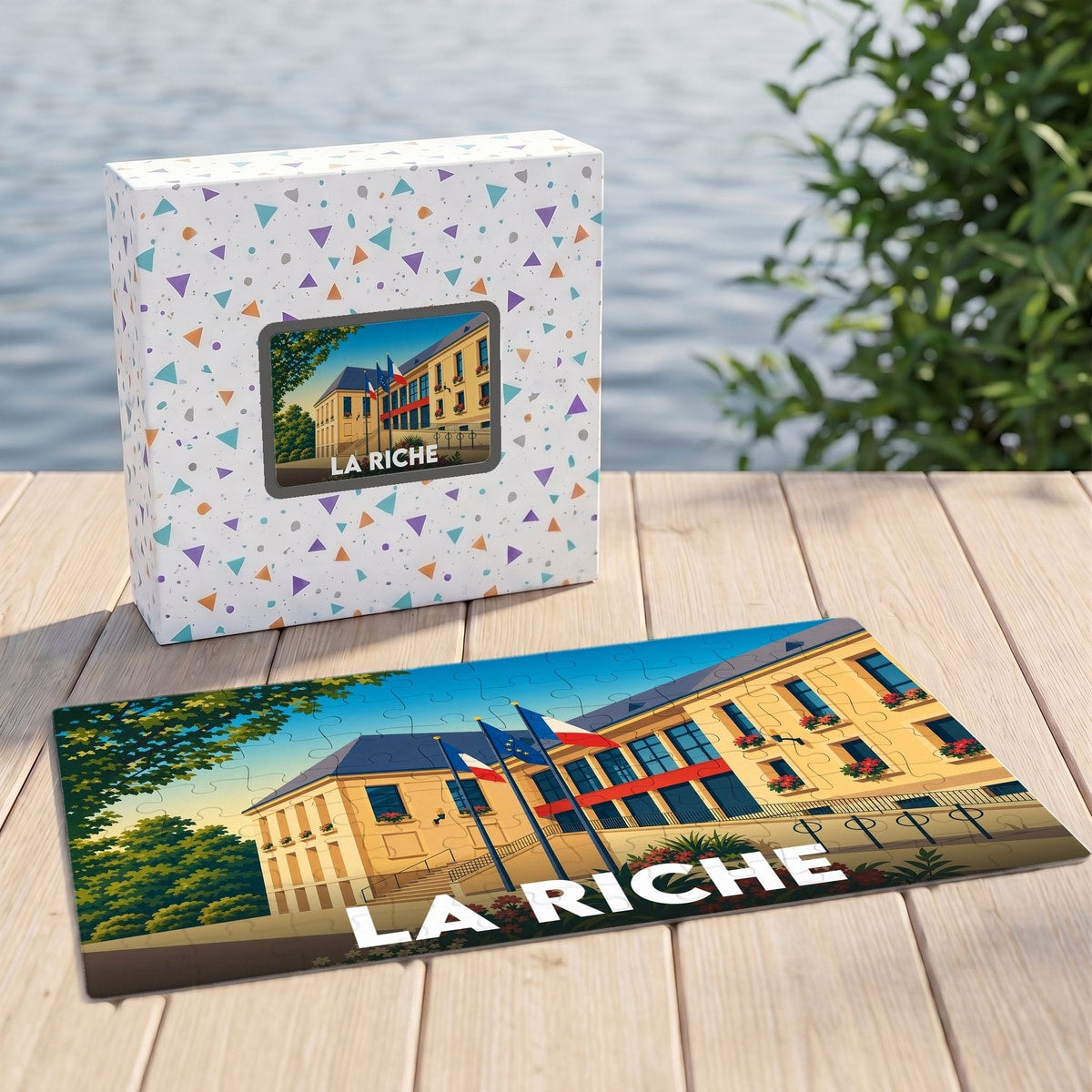 Puzzle souvenir de la ville de La Riche présenté avec sa boîte et une illustration stylisée de l'hôtel de ville.