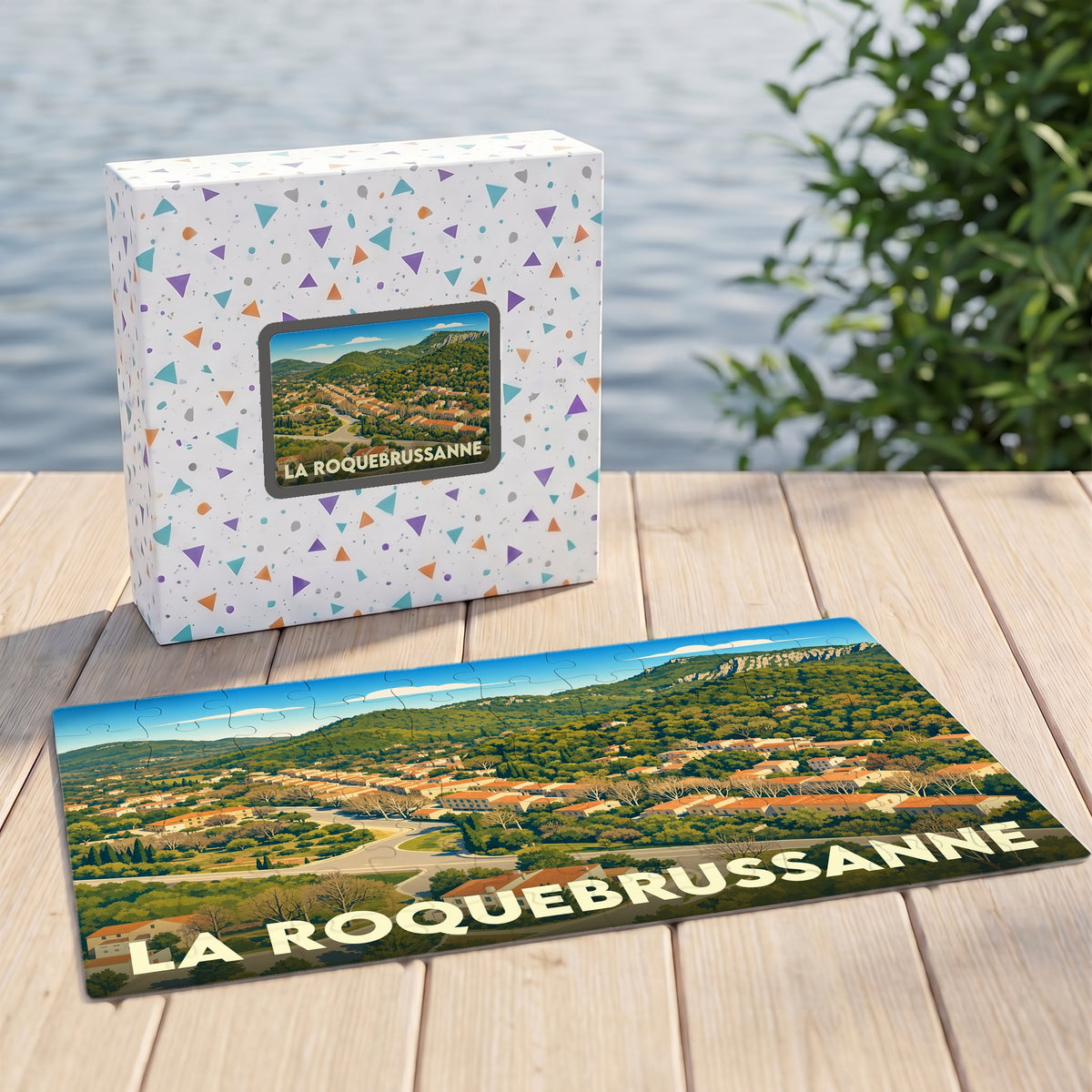 Puzzle souvenir de la ville de La Roquebrussanne avec une illustration panoramique stylisée.