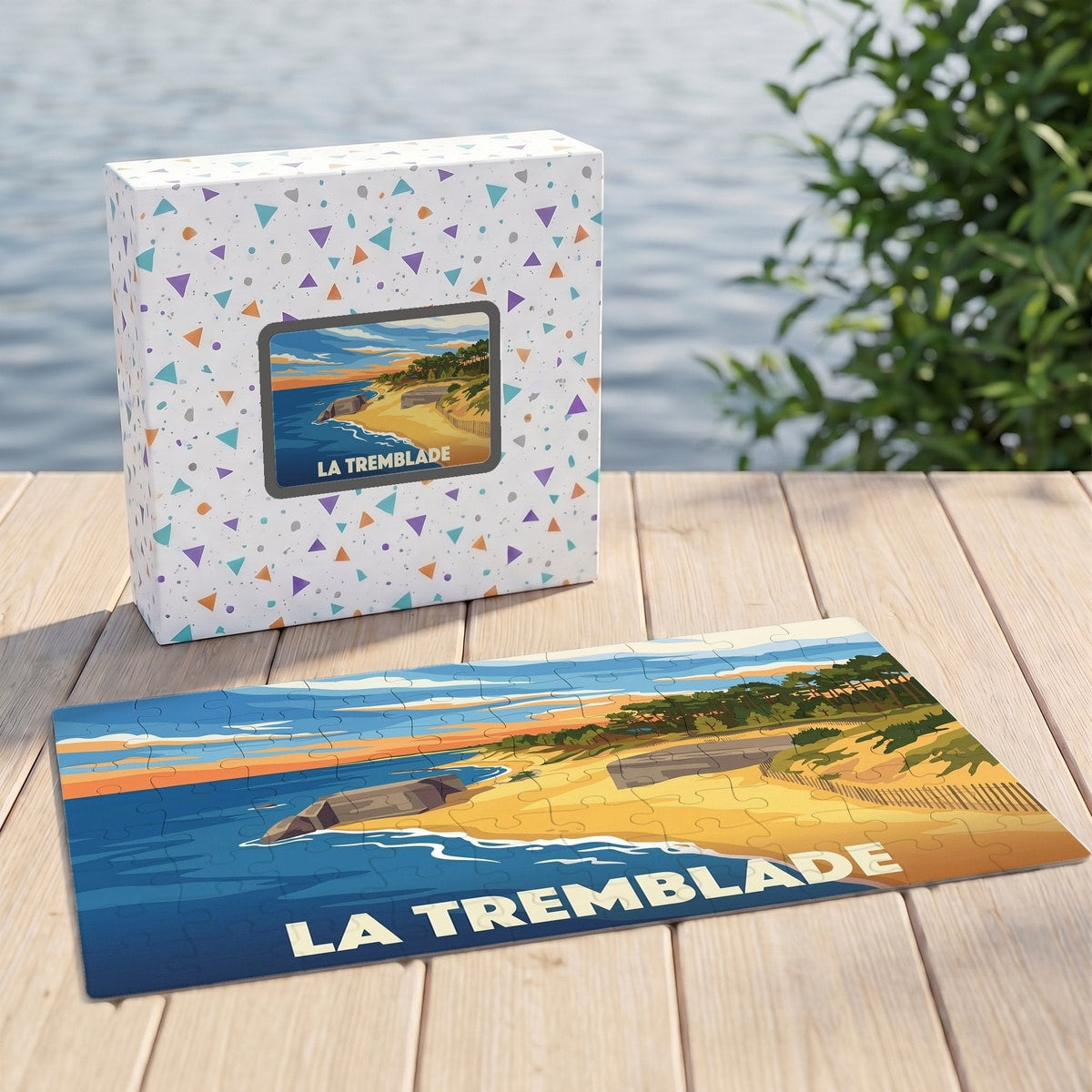 Puzzle souvenir de la ville de La Tremblade avec une illustration stylisée d'une plage bordée de pins.