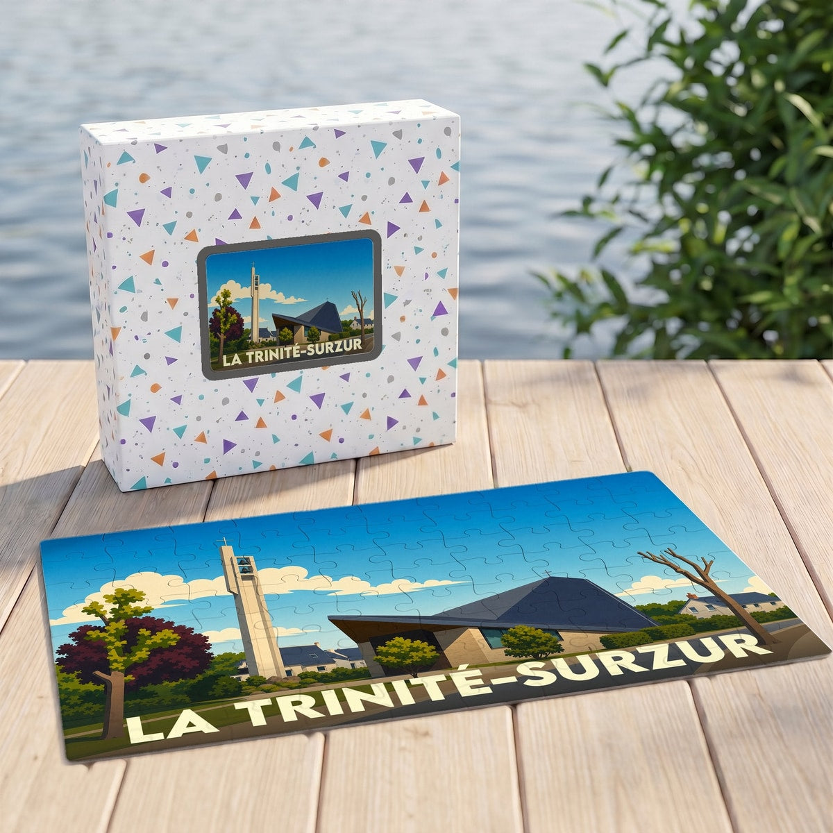 Puzzle souvenir de la ville de La Trinité-Surzur avec une illustration stylisée de son église moderne.