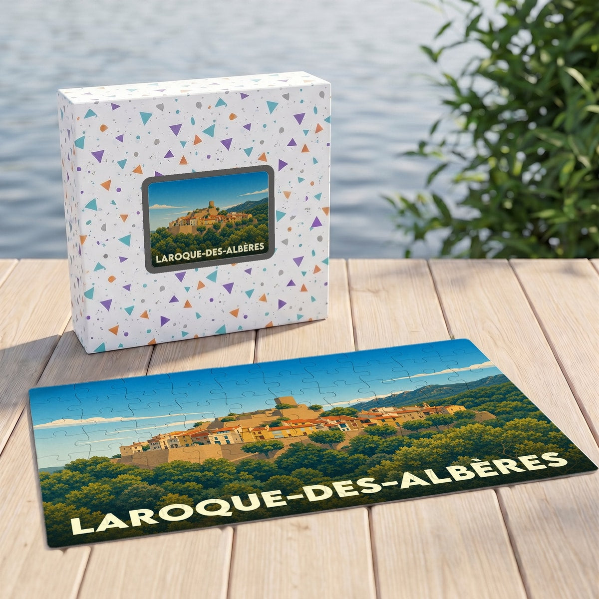 Puzzle souvenir de la ville de Laroque-des-Albères avec une illustration stylisée de son village perché.