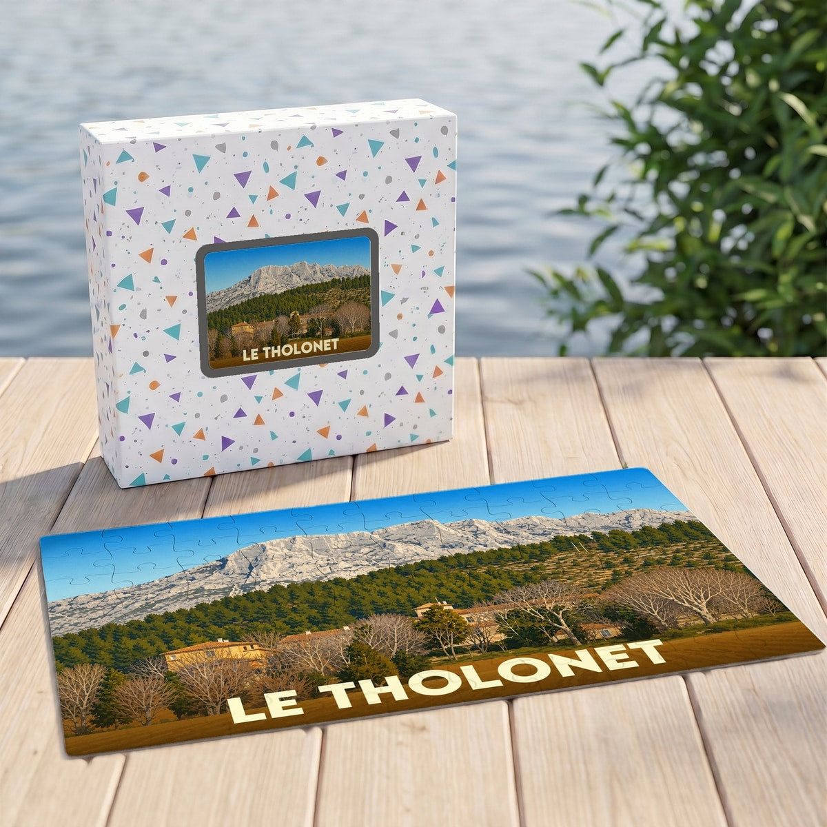 Puzzle souvenir de la ville de Le Tholonet représentant un paysage montagneux provençal.