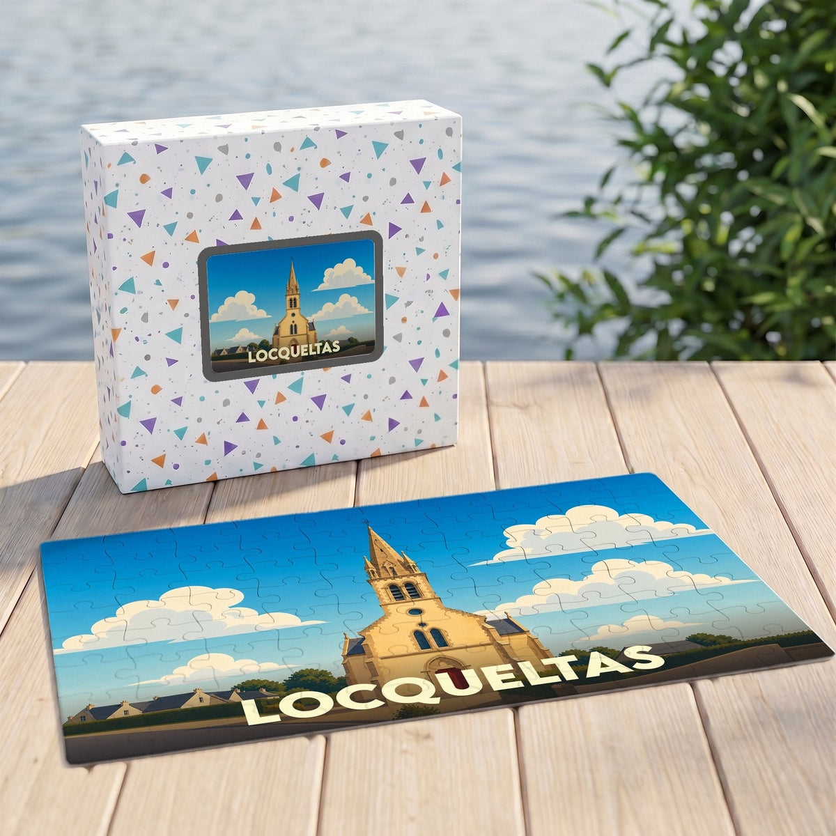 Puzzle souvenir de la ville de Locqueltas avec une illustration stylisée d'une église sous un ciel nuageux.