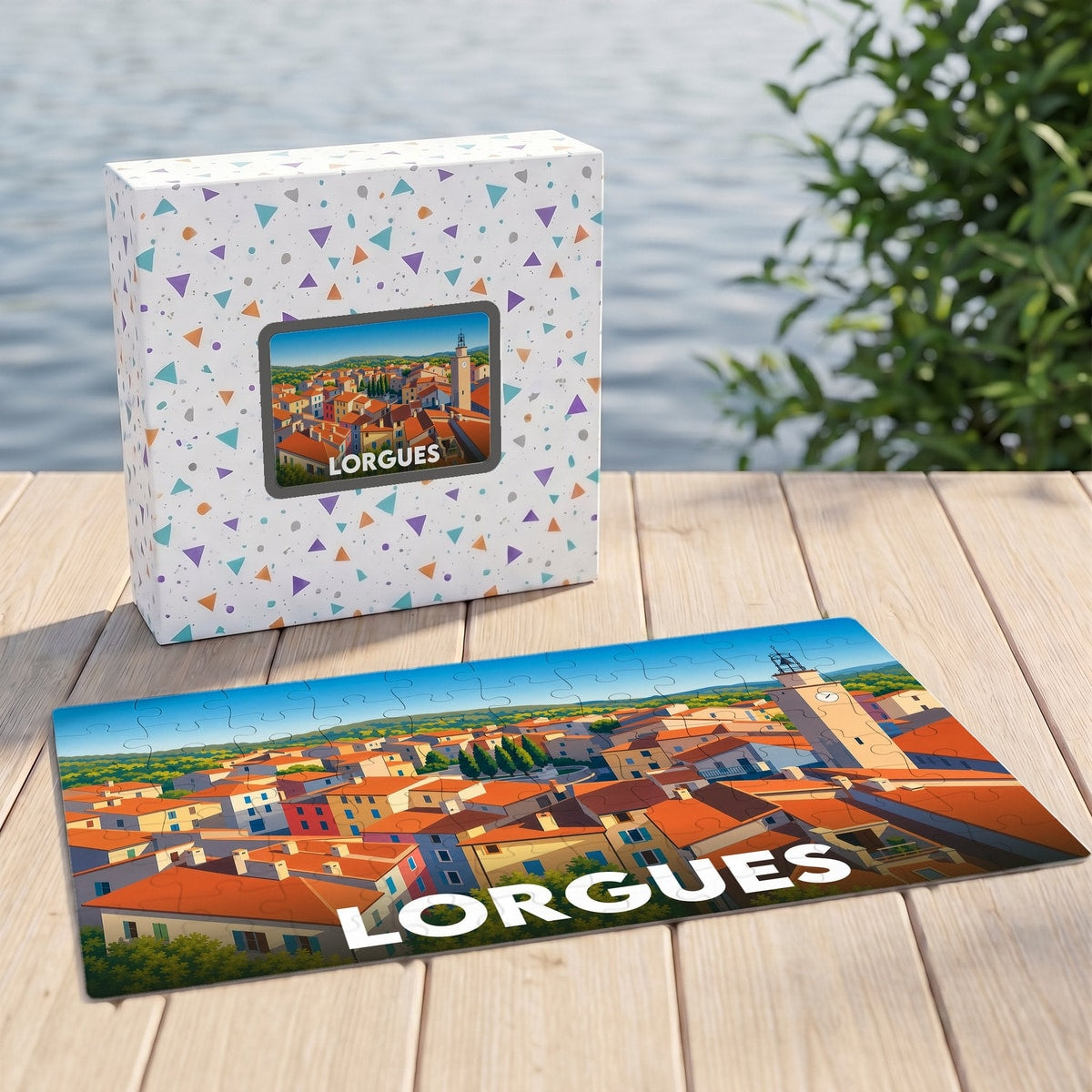 Puzzle souvenir de la ville de Lorgues présentant une illustration colorée de ses toits provençaux et de son clocher.
