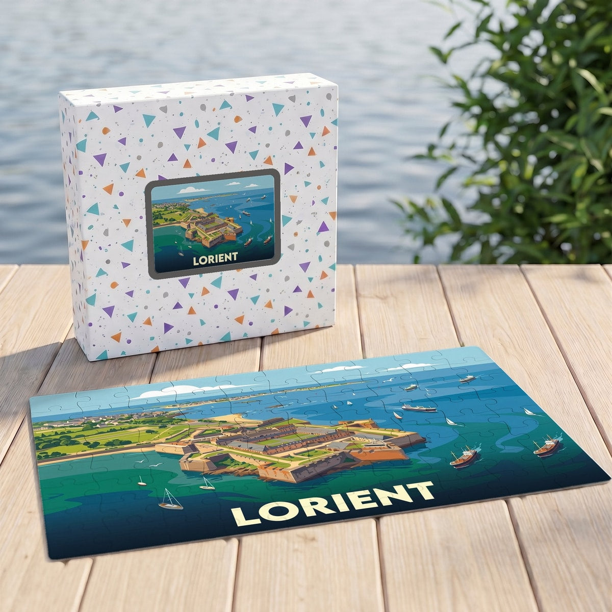Puzzle souvenir de la ville de Lorient avec une illustration stylisée de sa côte et de sa citadelle.