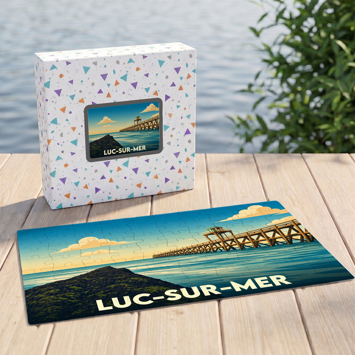Puzzle souvenir de la ville de Luc-sur-Mer avec une illustration stylisée d'une jetée au bord de l'eau.