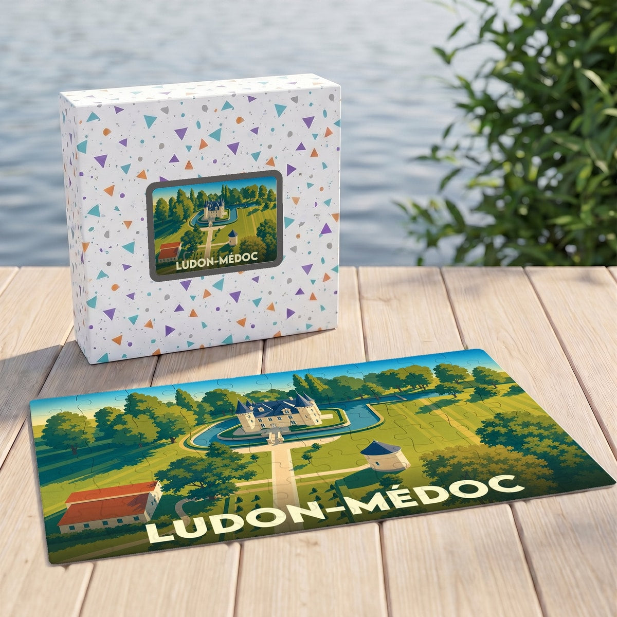 Puzzle souvenir de la ville de Ludon-Médoc illustré d'un château entouré d'eau et de verdure.