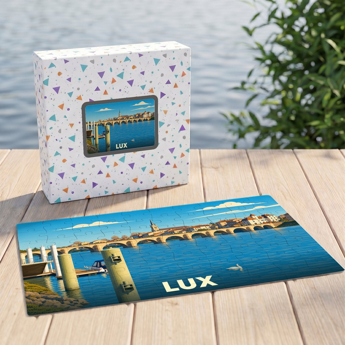 Puzzle souvenir de la ville de Lux avec une illustration stylisée d'un pont en bord de mer.