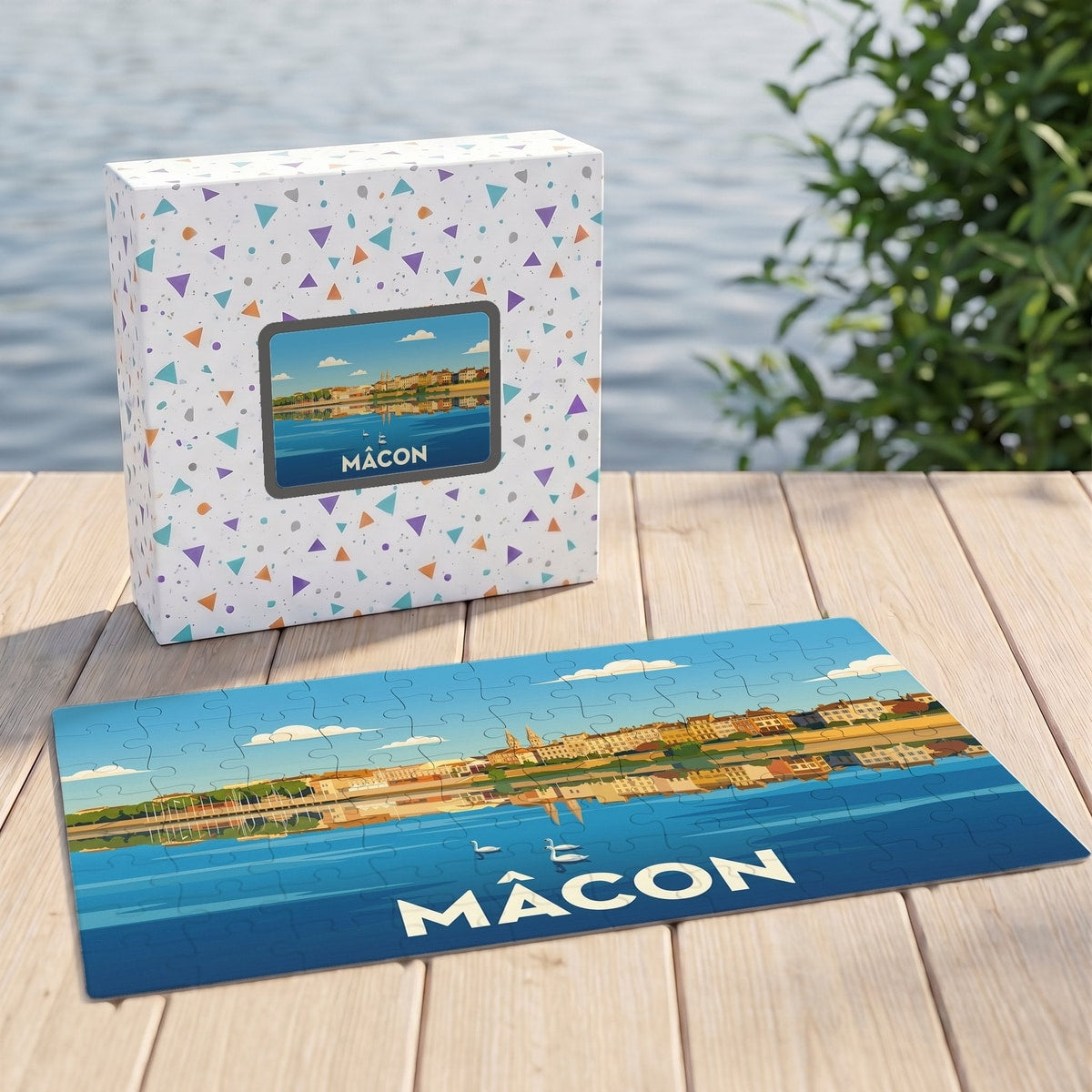 Puzzle souvenir de la ville de Mâcon avec une illustration stylisée de ses quais et de la Saône.