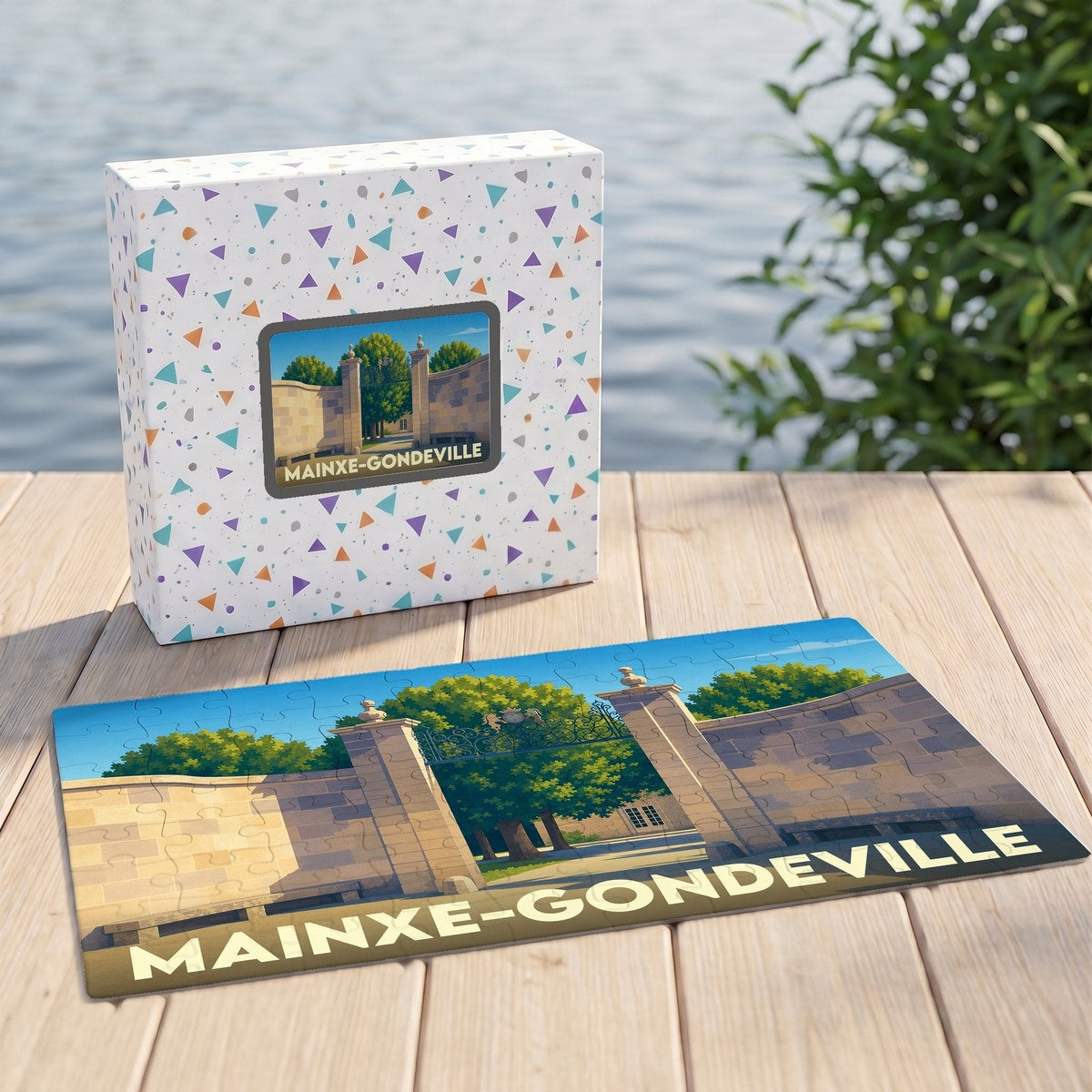 Puzzle souvenir de la commune de Mainxe-Gondeville avec son illustration stylisée et sa boîte assortie posés sur un ponton.