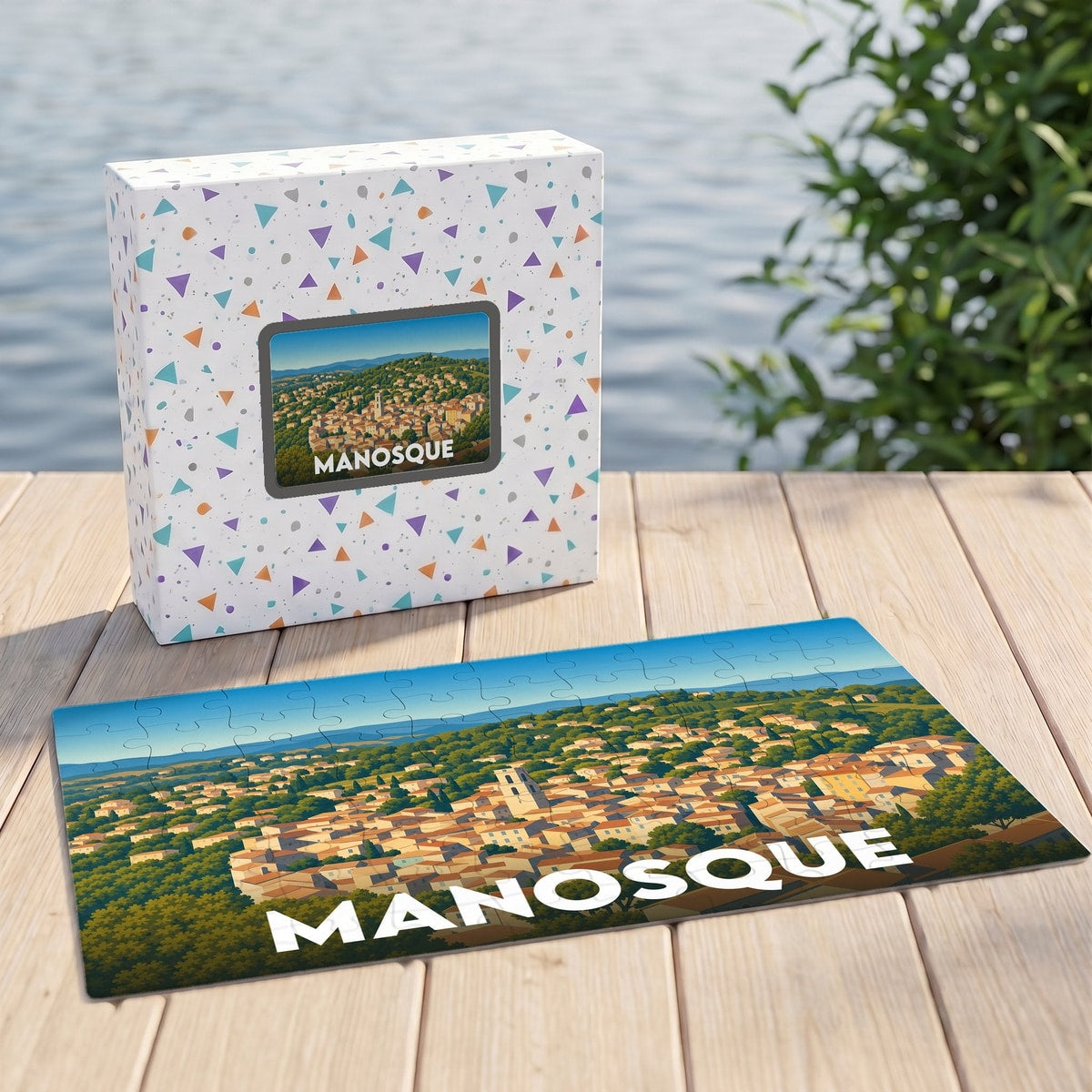 Puzzle souvenir de la ville de Manosque présentant une illustration panoramique de la cité provençale.