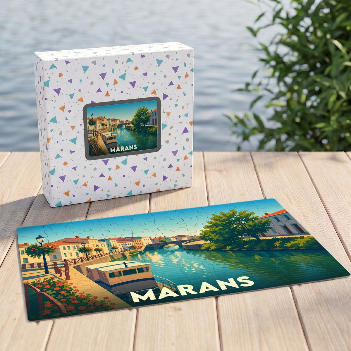Puzzle souvenir de la ville de Marans avec une illustration stylisée d'un canal ensoleillé.