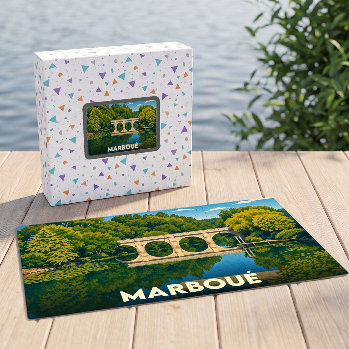 Puzzle souvenir de la ville de Marboué avec une illustration stylisée d'un pont de pierre au bord de l'eau.