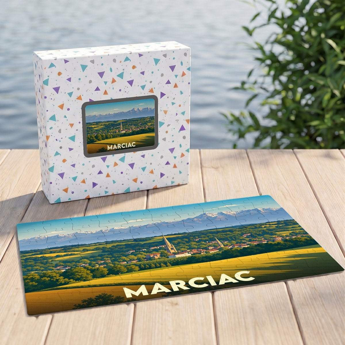 Puzzle souvenir de la ville de Marciac avec une illustration stylisée d'un paysage de campagne et de montagnes.
