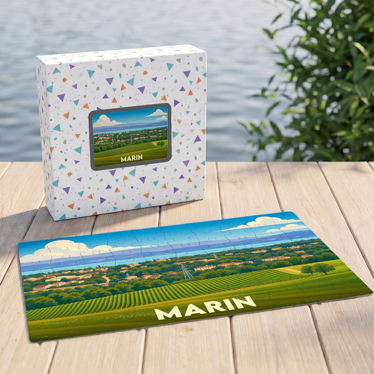 Puzzle souvenir de la ville de Marin avec une illustration stylisée de son paysage de vignobles.