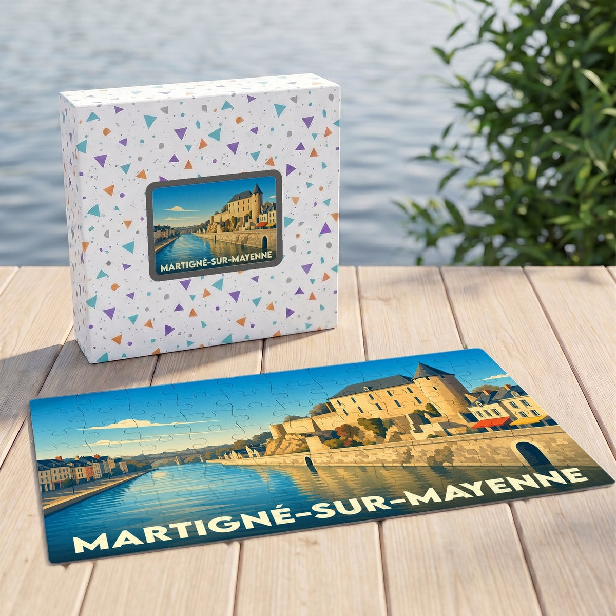 Puzzle souvenir de Martigné-sur-Mayenne présentant une illustration stylisée de la ville au bord de l'eau.