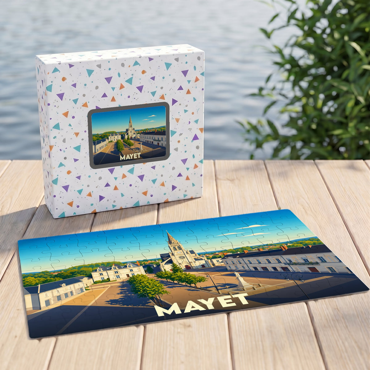Puzzle souvenir de la ville de Mayet avec une illustration stylisée de sa place principale.