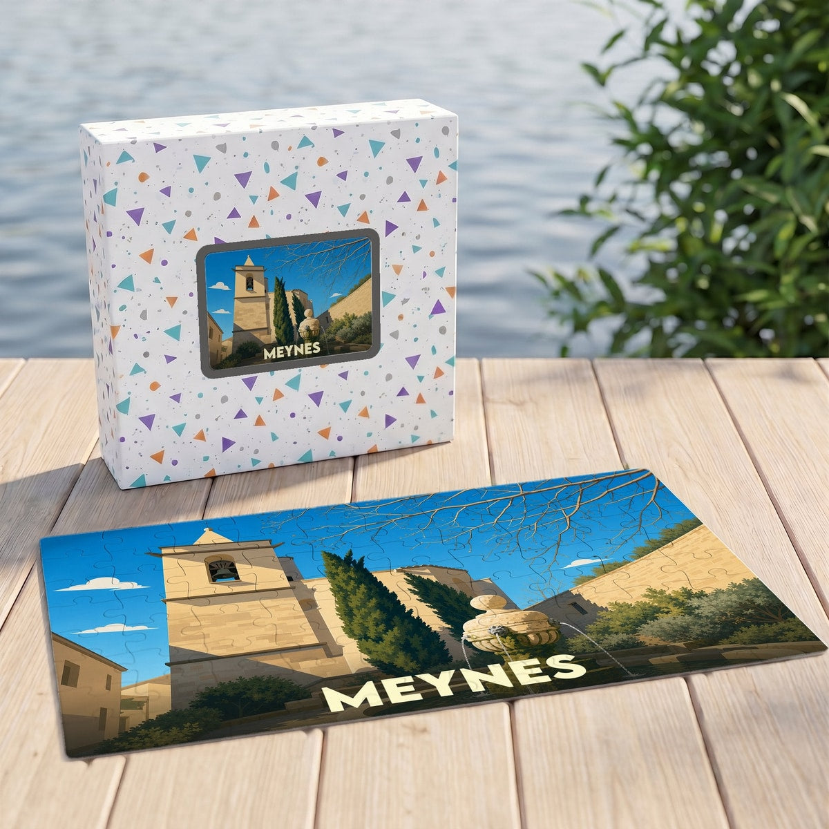 Puzzle souvenir de la ville de Meynes avec une illustration stylisée de son clocher et de sa fontaine.