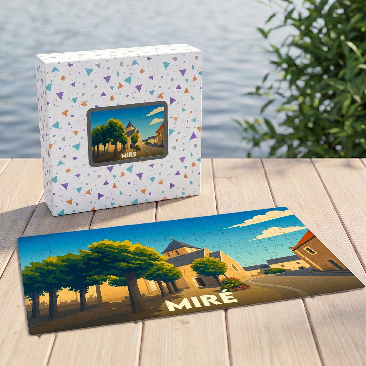 Puzzle souvenir de la ville de Miré avec une illustration stylisée d'une place ensoleillée.