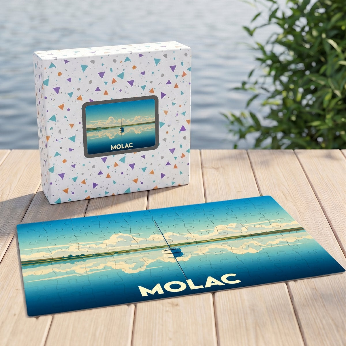 Puzzle souvenir de la ville de Molac illustrant un voilier sur une eau calme avec un effet miroir.