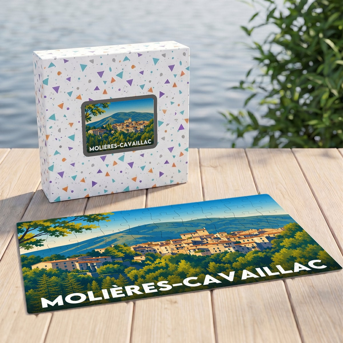 Puzzle souvenir de la ville de Molières-Cavaillac avec une illustration colorée et stylisée d'un village flanc de montagne.