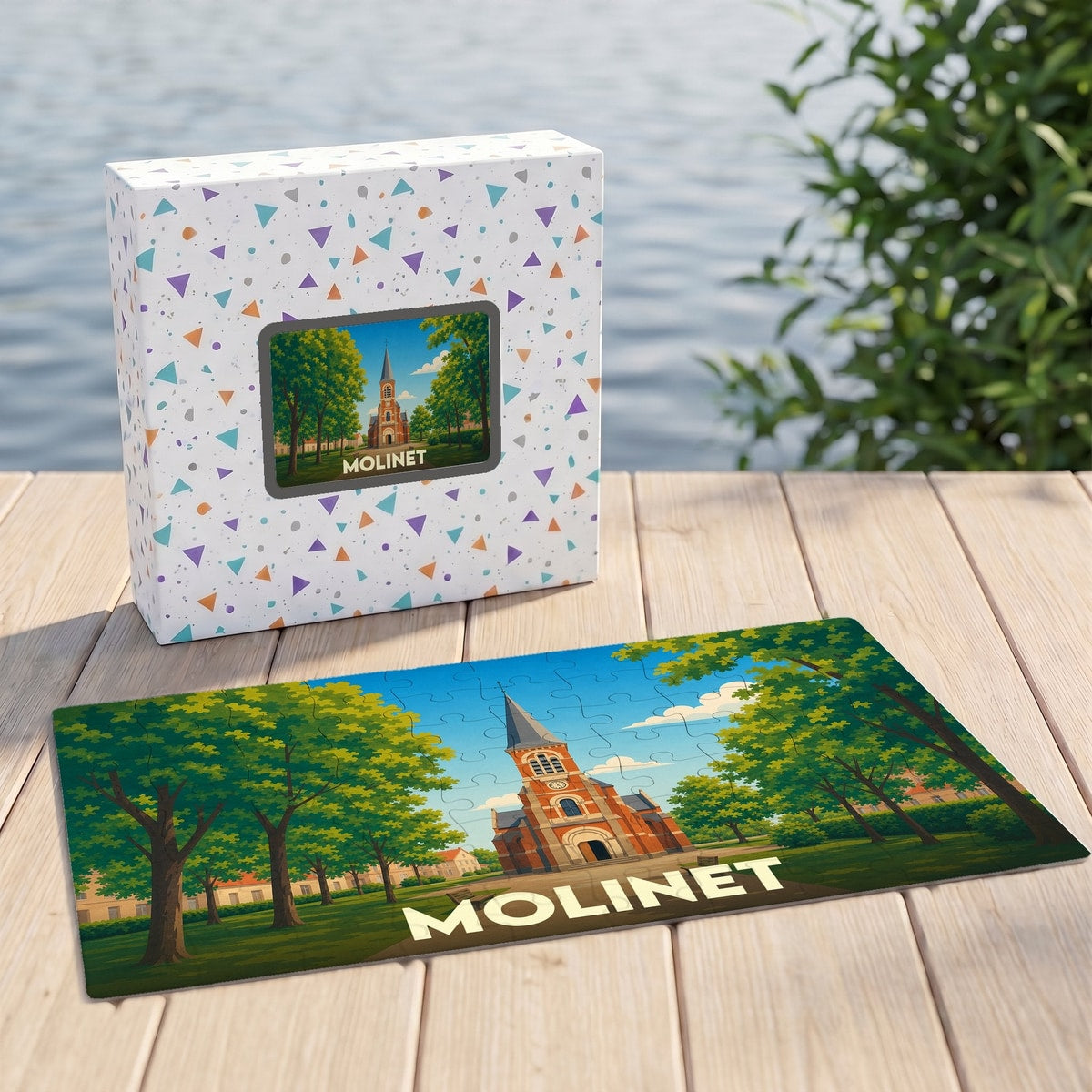 Puzzle souvenir de la ville de Molinet illustrant son église entourée de verdure.